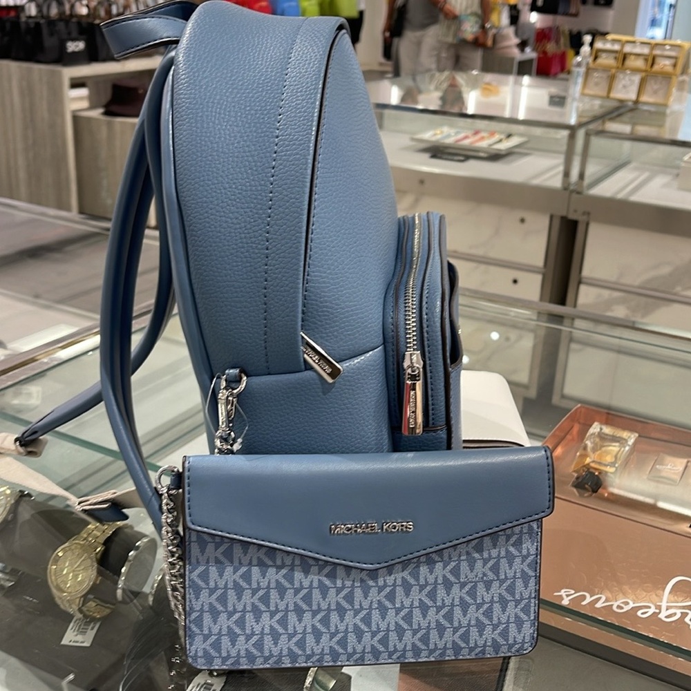 MICHAEL KORS 
Maisie Medium Pebbled Leather 2-in-1 Backpack
Denim 
NWT - Picture 15 of 16